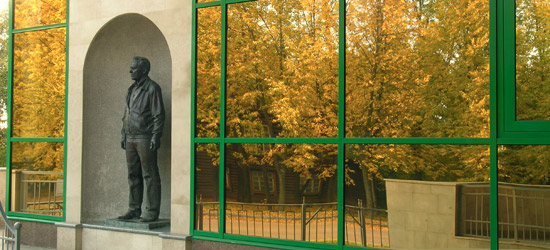 Памятник М.Т.Калашникову, скульптор В.Б.Курочкин